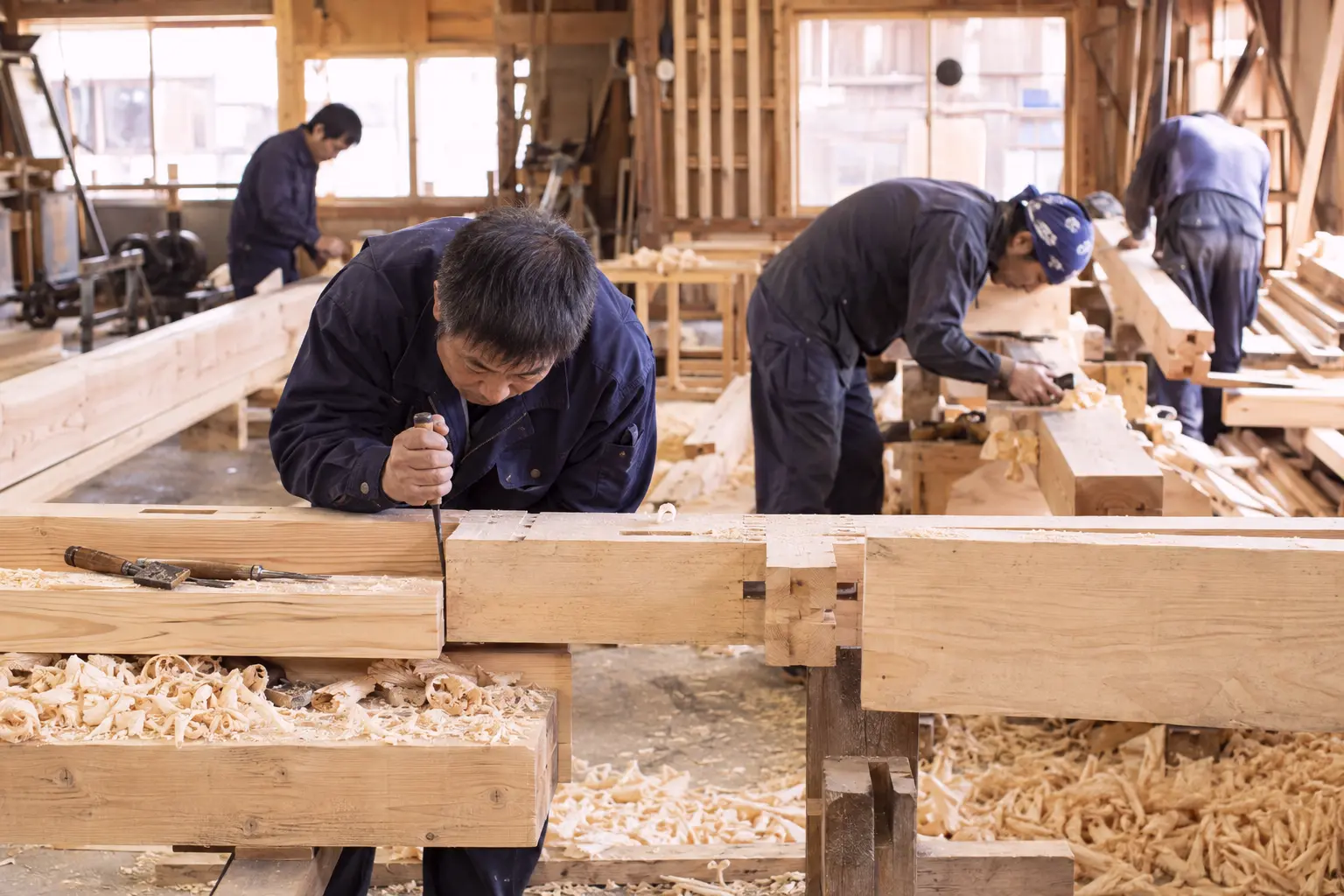 加工場で木材を刻む職人